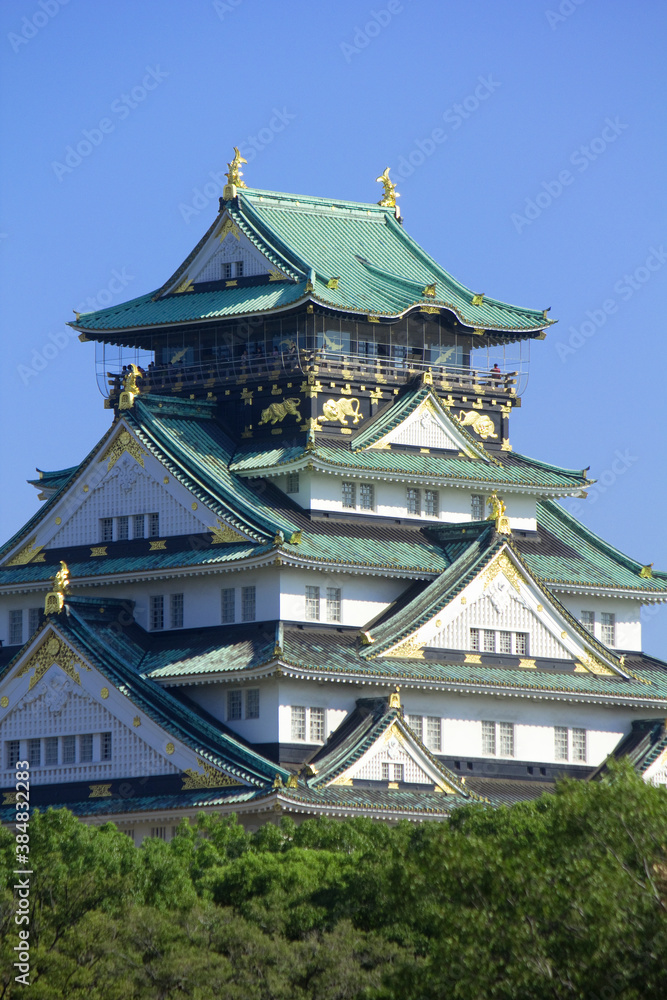 大阪城の天守閣と青空