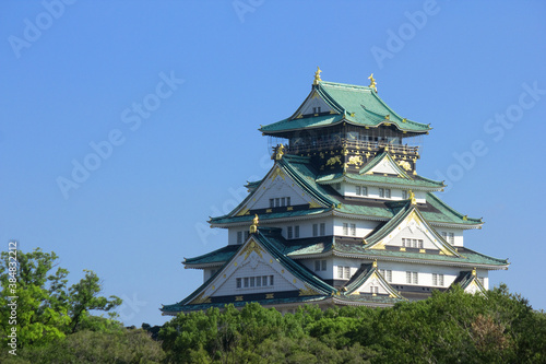 大阪城の天守閣と青空