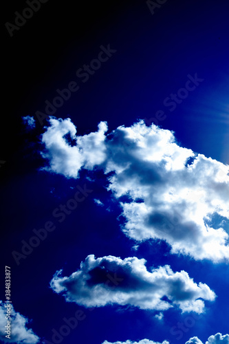 濃紺の空とドラマチックな雲 © Paylessimages