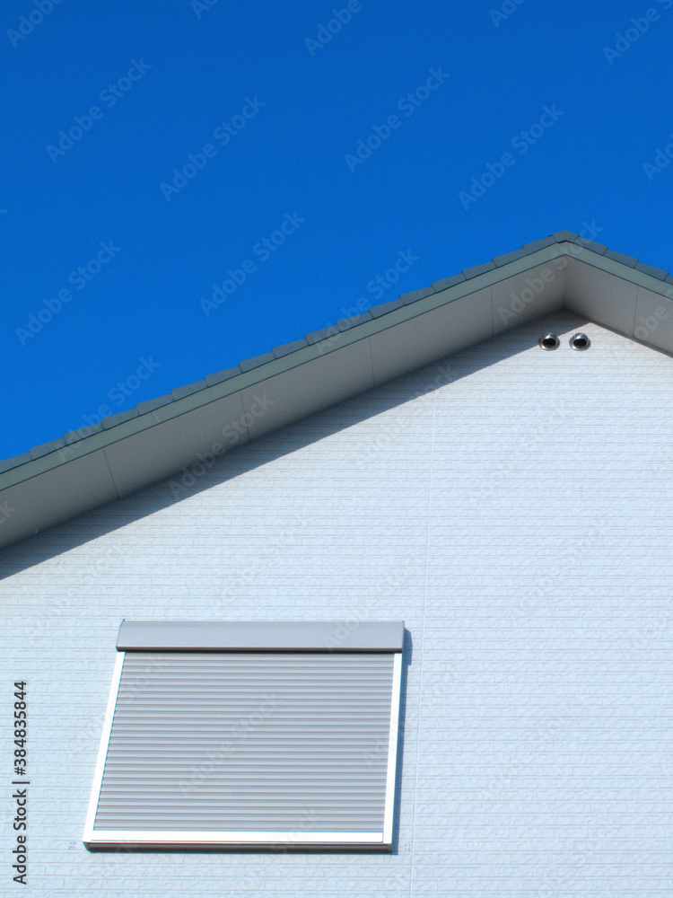 新築住宅の屋根裏の換気口と窓