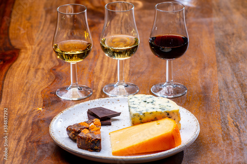Canvas-taulu Tasting and pairing of different cheeses with strong alcoholic drinks, whisky, c