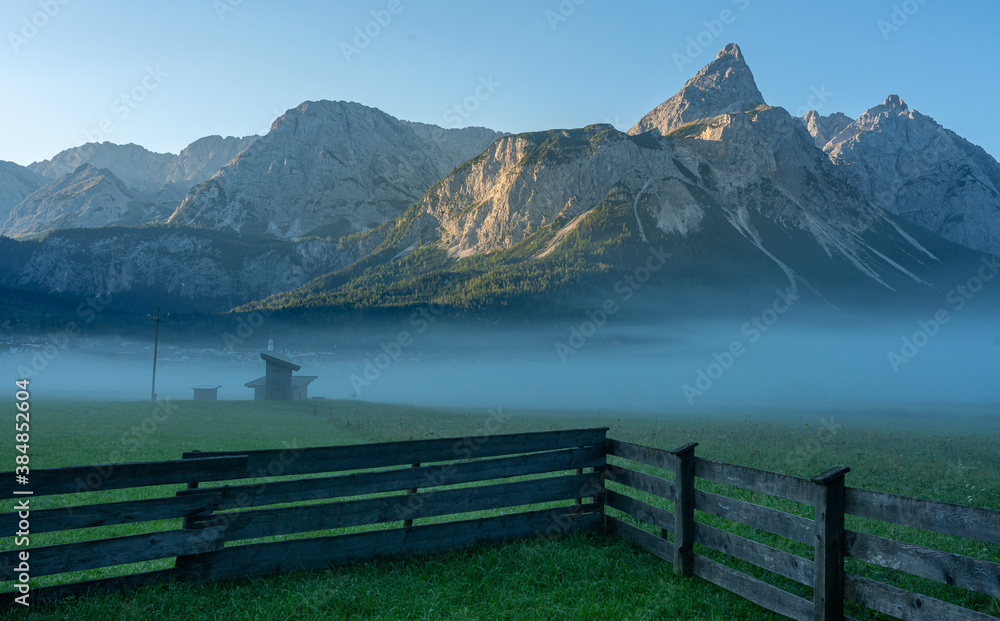 Morgendlicher Nebel im Tal des Wettersteingebirge in Tirol