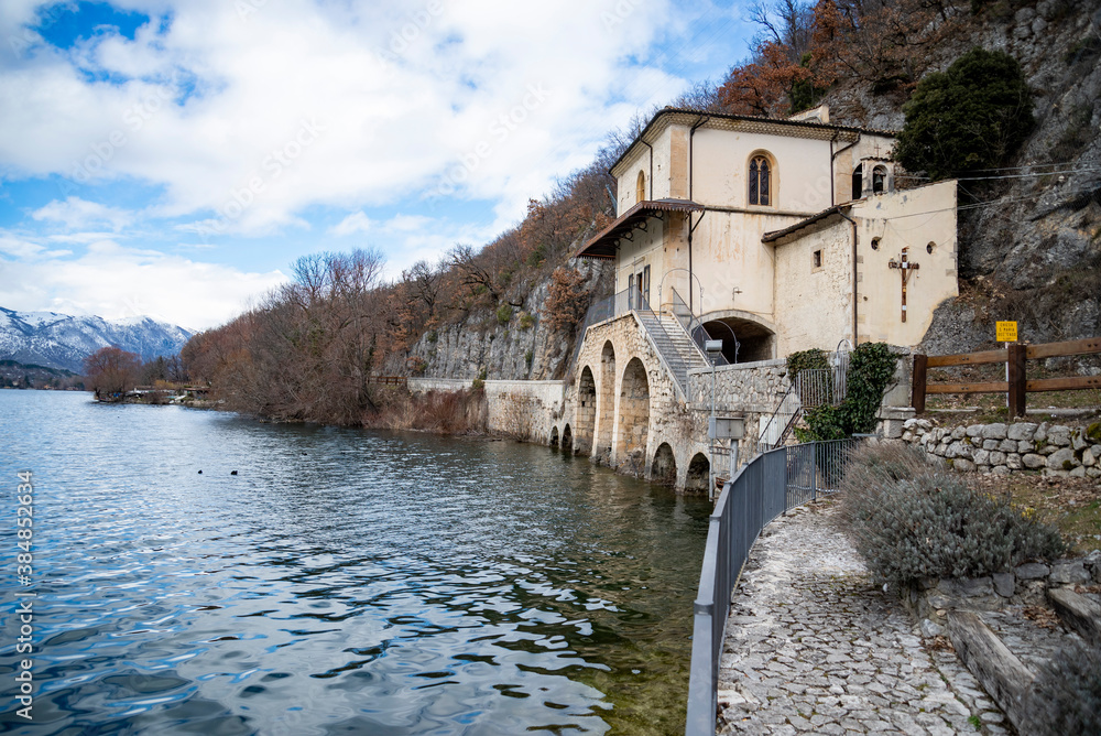 Obraz premium Iview of the lake from the entrance of the Santa Maria del Lago churchm Scanno lake, Italy