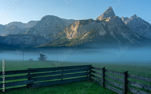 Morgendlicher Nebel im Tal des Wettersteingebirge in Tirol