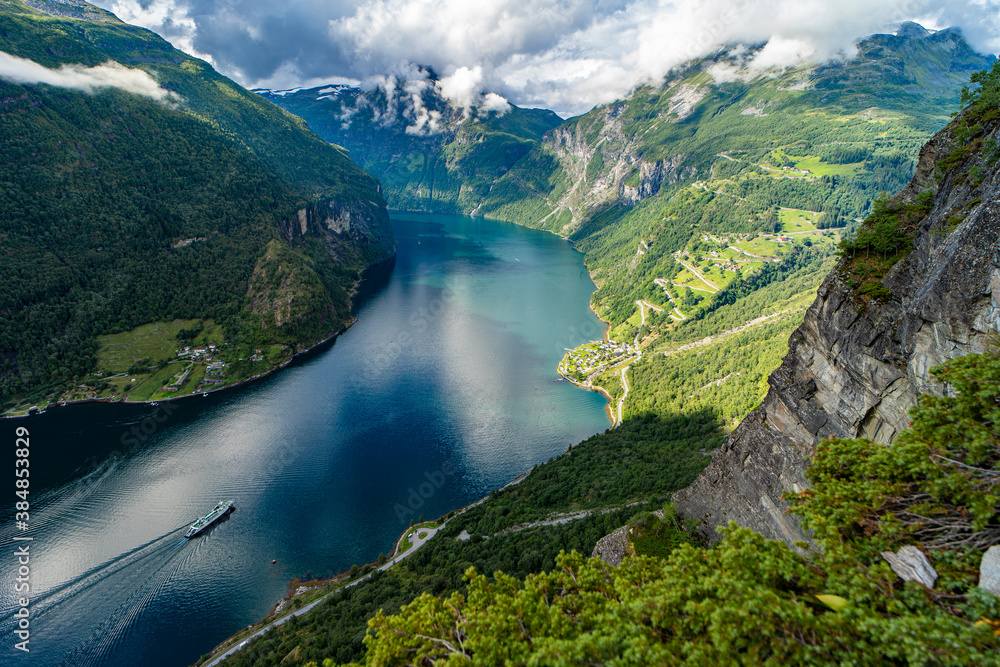 Urlaub in Süd-Norwegen: Atembreaubender Panorama-Blick auf den epische Geiranger Fjord bei einer Wanderung vom Aussichtspunkt
