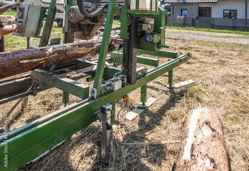 Mobile sawing equipment for logs in the open air. Mobility and work speed