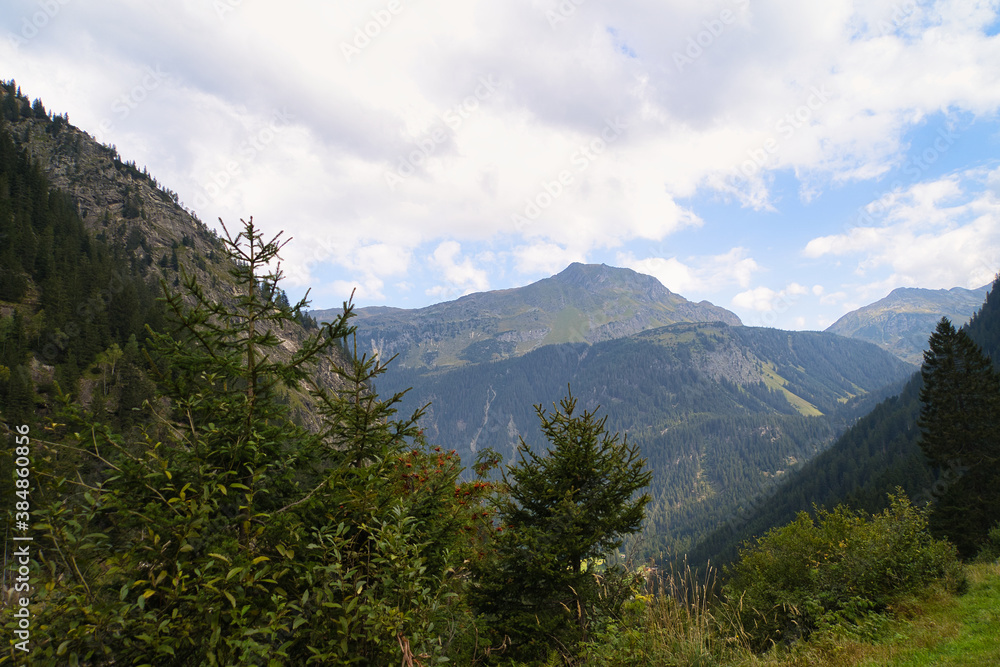 Berggipfel in den Alpen im Montafon auf der Silvretta Hochalpenstraße bei blauem Himmel und sonnigem Herbsttag