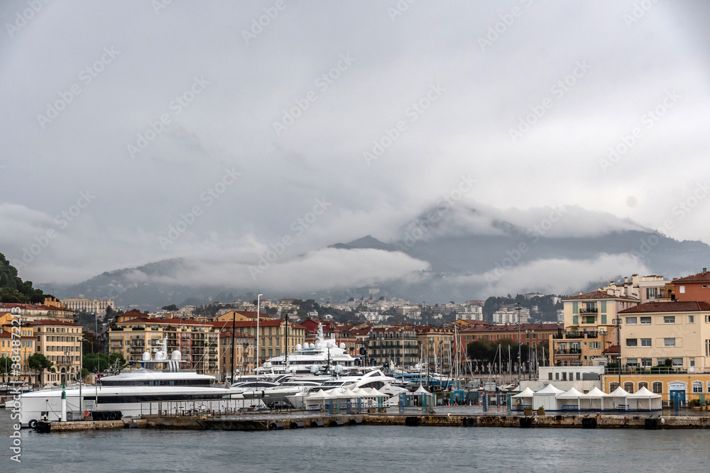 Port Lympia à Nice avec un ciel nuageux