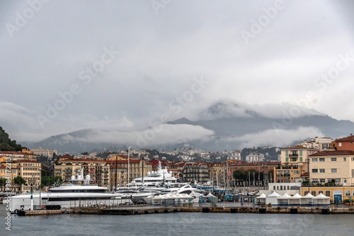 Port Lympia à Nice avec un ciel nuageux © Bernard