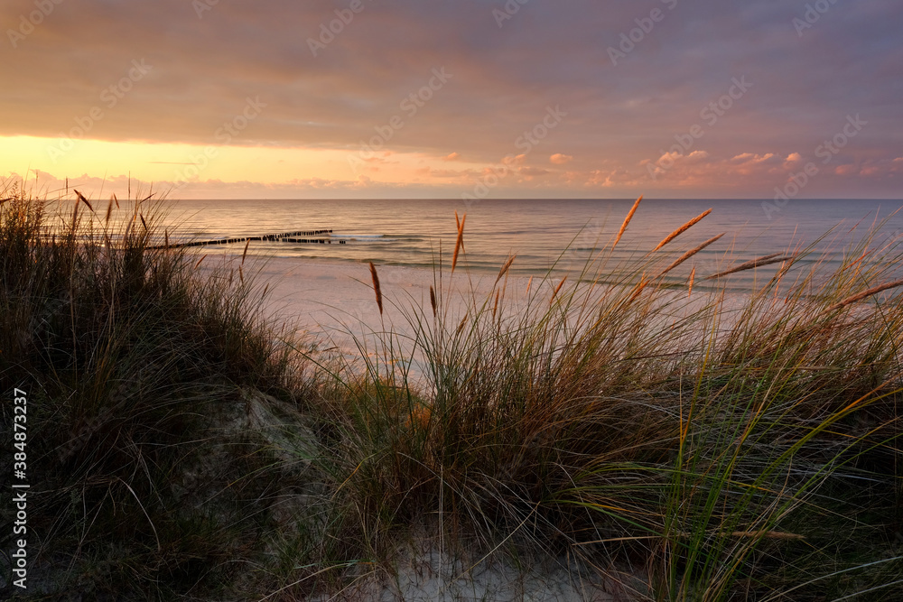 Fototapeta premium Jesienny zachód słońca na wybrzeżu Morza Bałtyckiego, wydmy, plaża,Dźwirzyno,Polska.