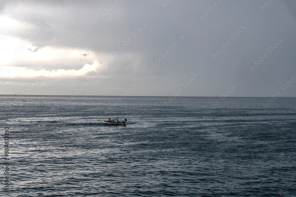 Bateau de pêche en mer avec un ciel nuageux Bateau de pêche en mer avec un ciel nuageux