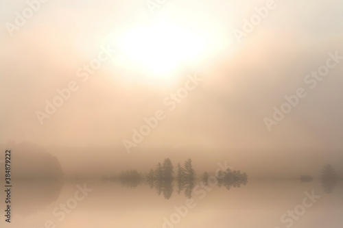 水面に映る朝靄の光