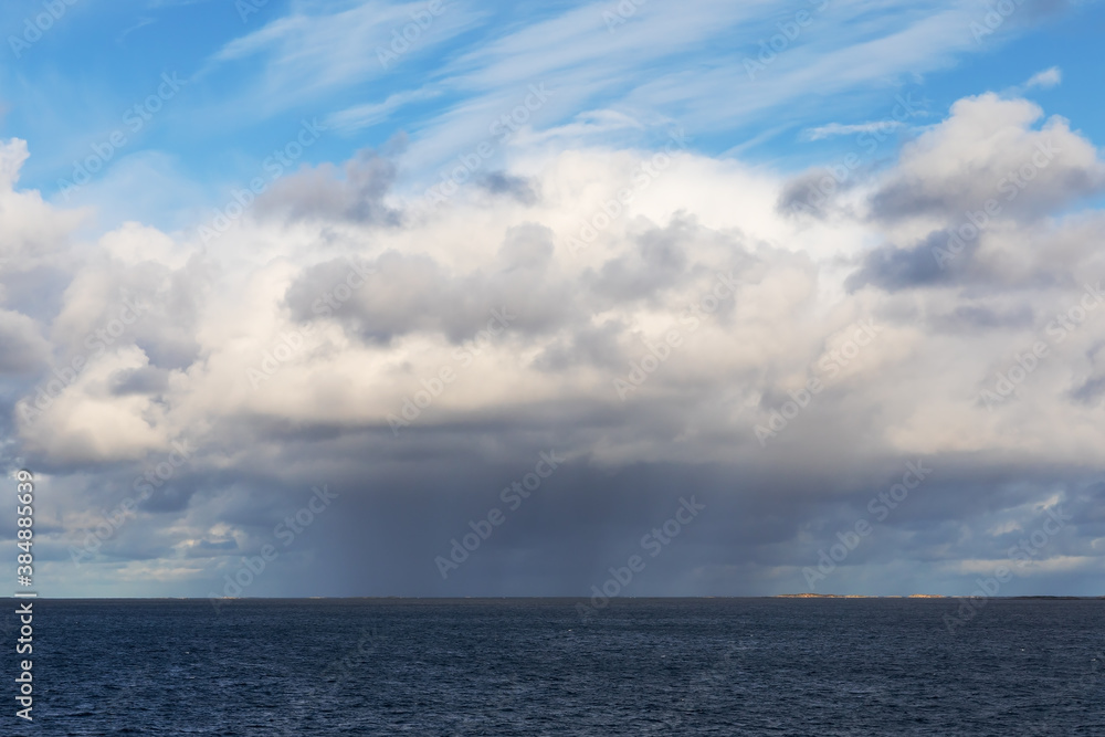 Große Regenwolke mit Fallstreifen über dem Atlantik vor Norwegen, Europäisches Nordmeer. Cumuluswolke mit Niederschlag