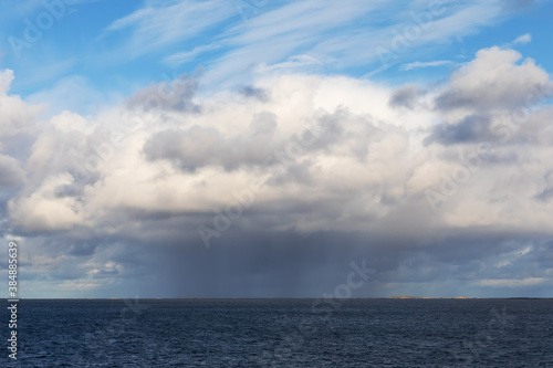 Große Regenwolke mit Fallstreifen über dem Atlantik vor Norwegen, Europäisches Nordmeer. Cumuluswolke mit Niederschlag