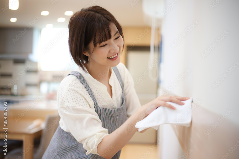 Obraz premium 掃除する女性