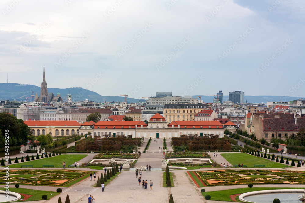 Jardín o parque del Palacio Belvedere y Museo en la ciudad de Viena, país de Austria