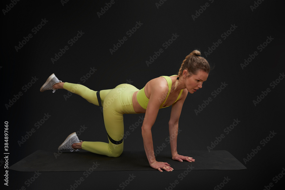 Obraz premium Fitness Model Demonstrates Movement