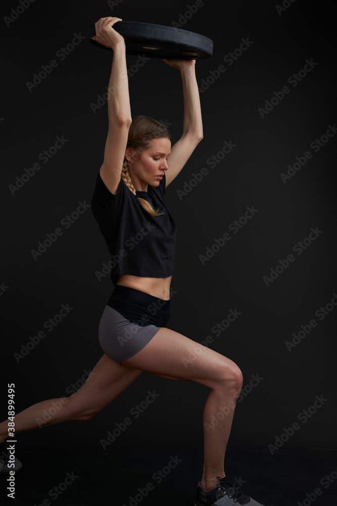 Obraz premium Fitness model demonstrates movement