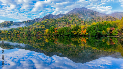 湯の湖　紅葉　水面反射 © Yuuki Kobayashi