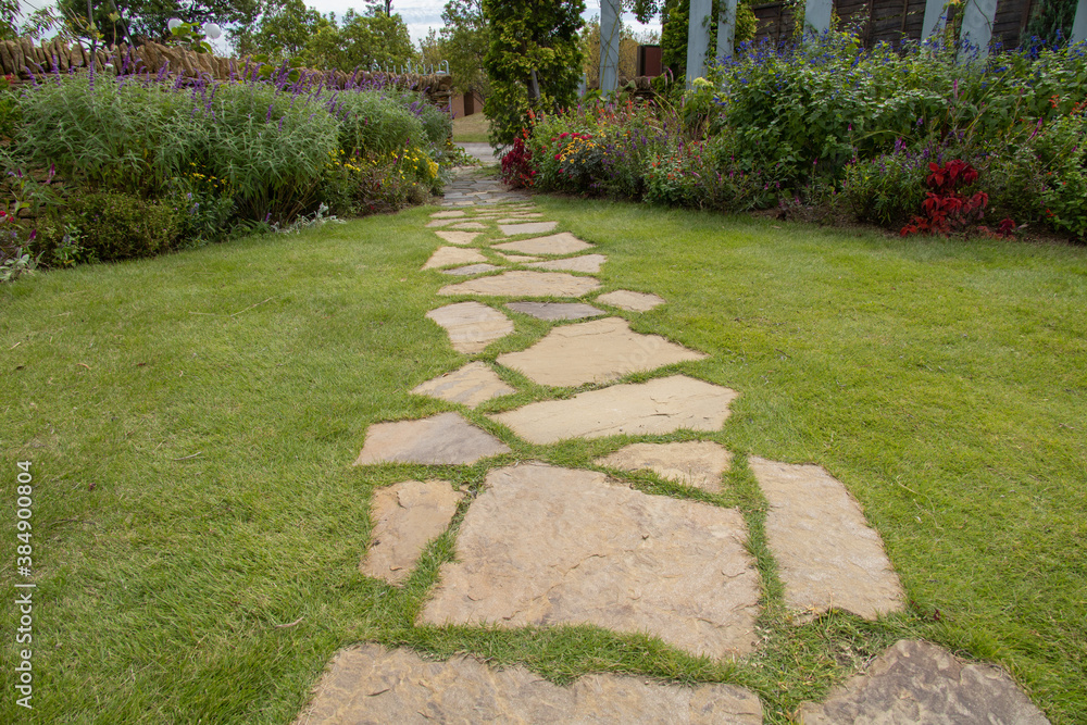 イングリッシュガーデンの石畳の歩道