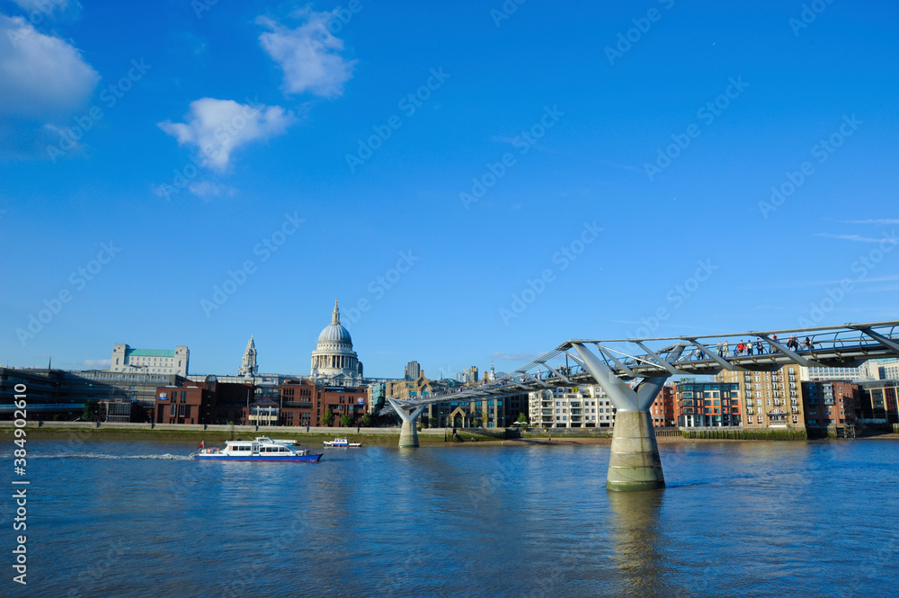 Fototapeta premium ミレニアムブリッジとセントポール大聖堂