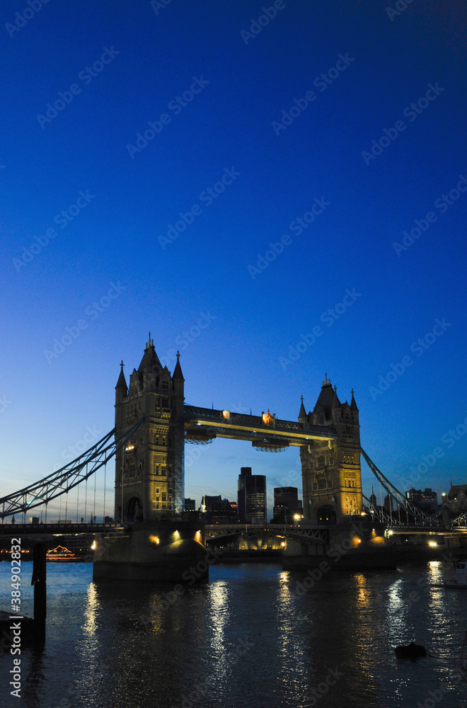 Obraz premium 夕暮れのタワーブリッジ
