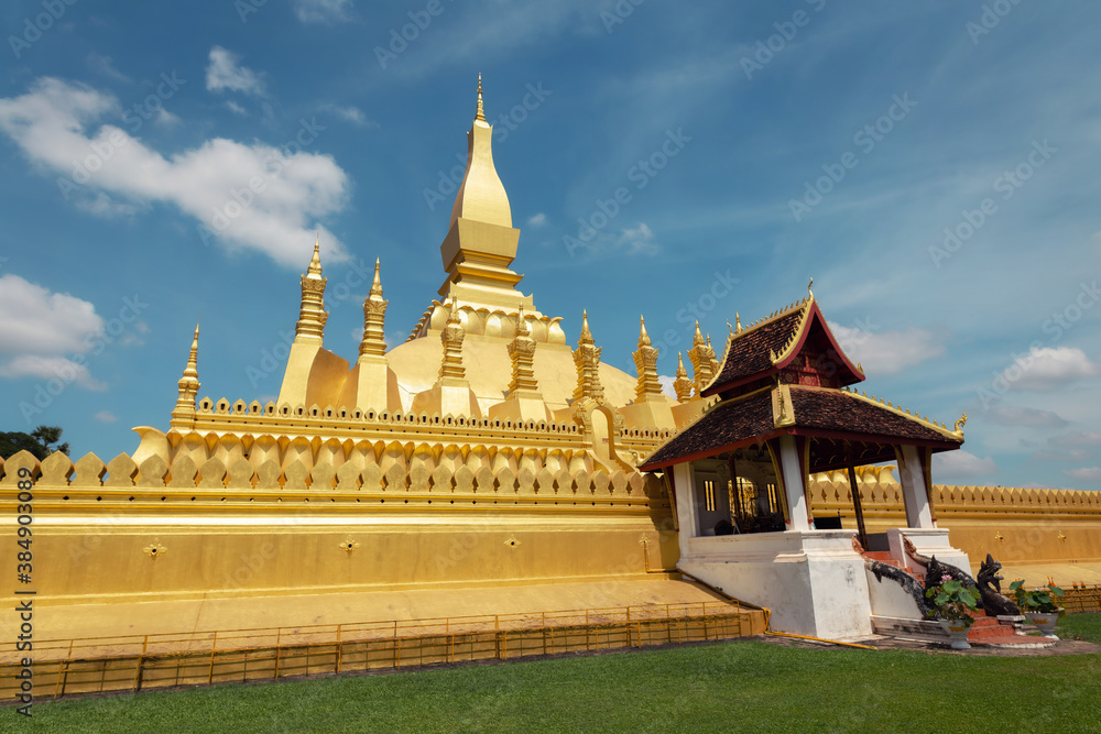 Naklejka premium Pha That Luang Vientiane Golden Pagoda in Vientiane, Laos. sky background beautiful.