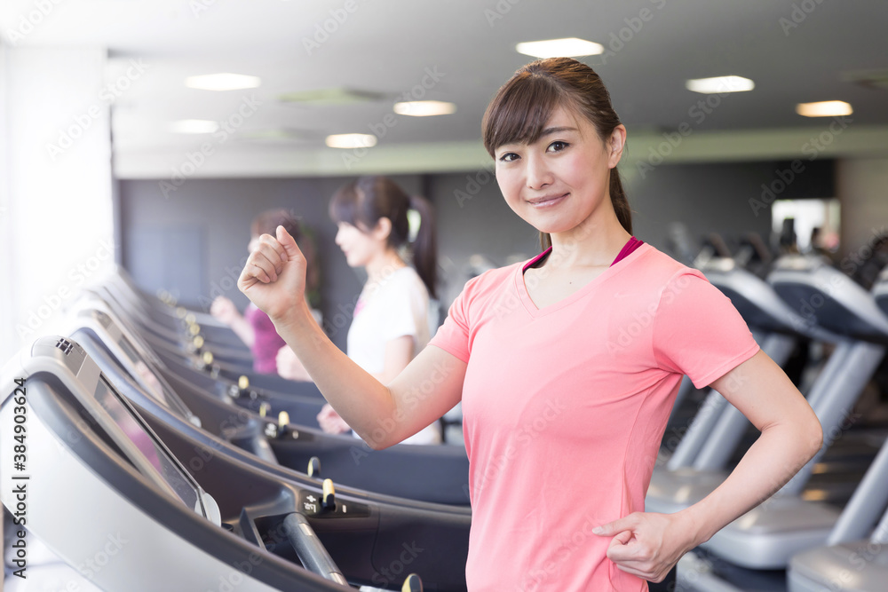 Obraz premium スポーツジムでランニングをする女性