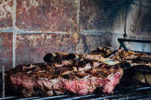 carne de vaca asada en parrilla a las brasas tipico y tradicional argentina cordoba reunion familiar 