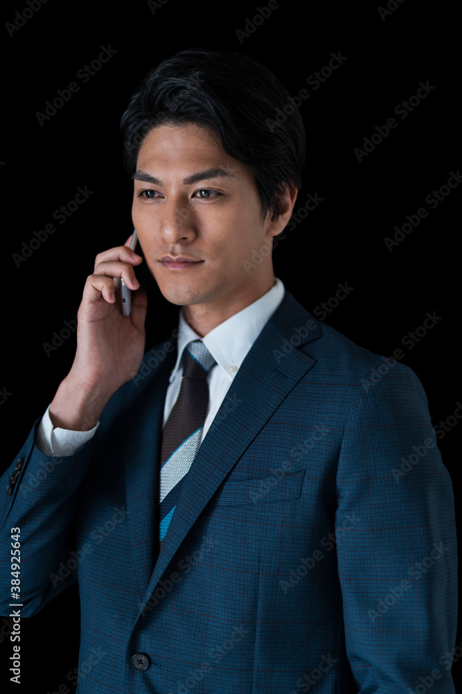 電話をするビジネスマン