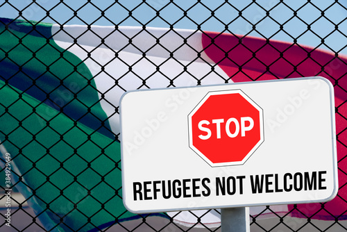 Flagge von Italien, Zaun und Slogan Refugees not welcome