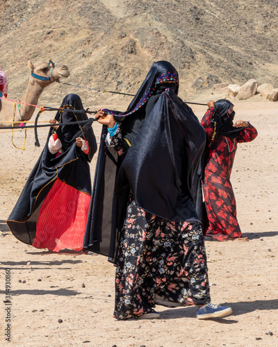 Canvas-taulu Hurghada, Egypt - October 1, 2020: The Bedouin women wearing national dress guid