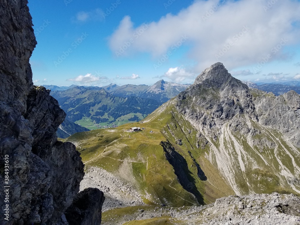 Fiderepasshütte - ein schöner Blick auf eine Alpenhütte mit blauem Himmel