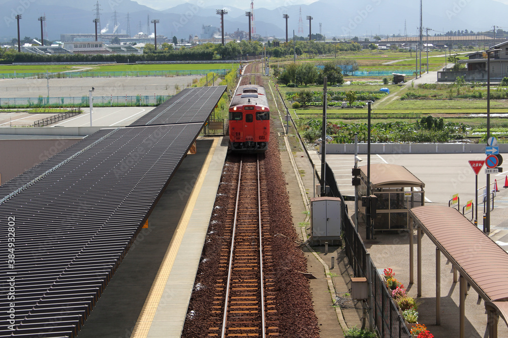 Naklejka premium ゆっくりとホームに入ってくるレトロな電車