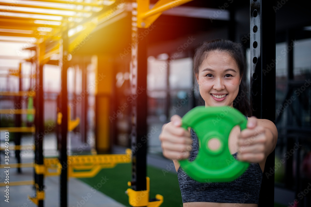 Obraz premium woman exercising with dumbbells