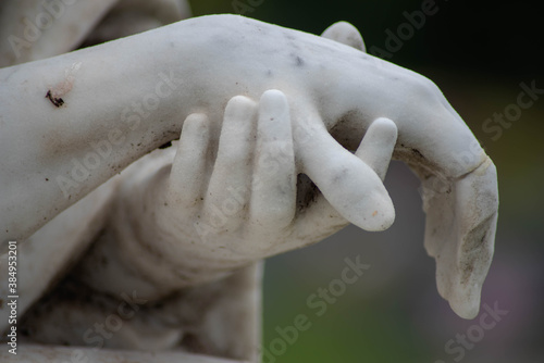 Fotografie Victorian cemetery pieta hands of Jesus and Mary in white stone