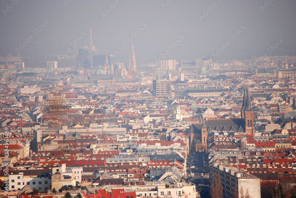 Ein Wien Panorama mit dem Stephansdom und vielen anderen Kirchen.