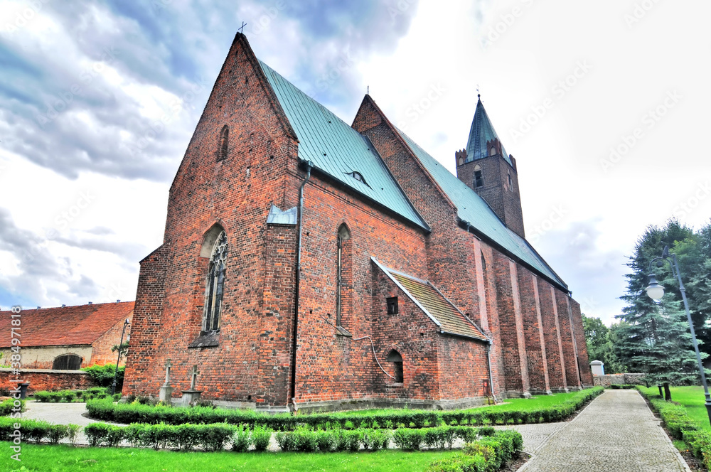 Kościół św. Jakuba Apostoła – rzymskokatolicki kościół parafialny w miejscowości Małujowice - obrazy, fototapety, plakaty 