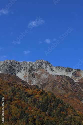 秋の山と稜線の風景