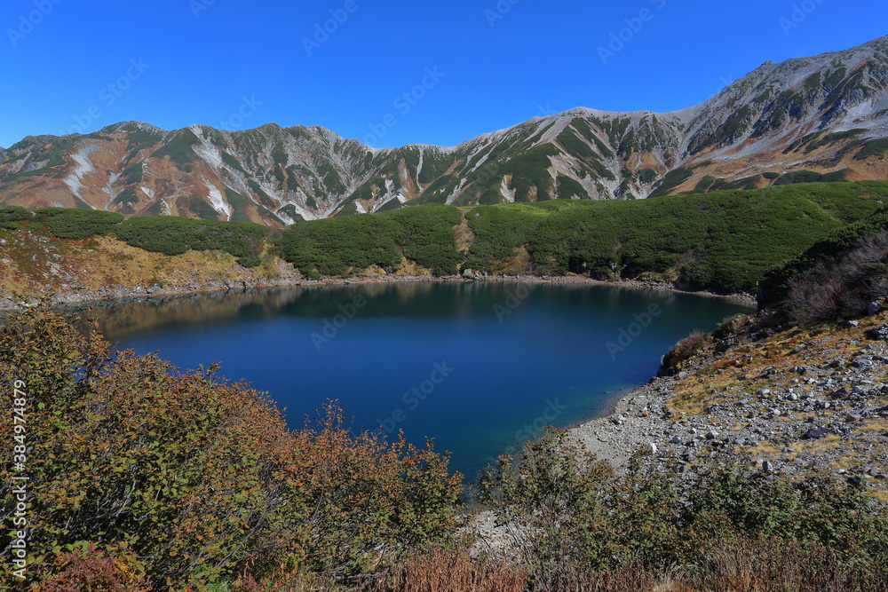 カルデラ湖と山脈の風景