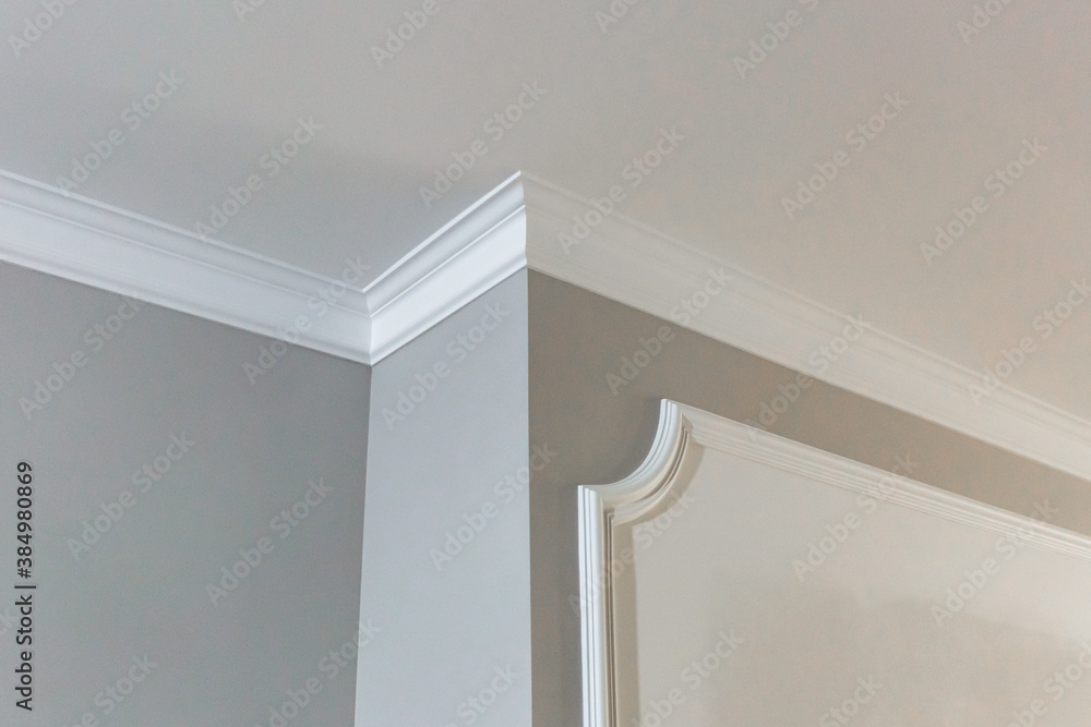 Detail of corner ceiling with intricate crown molding. - obrazy, fototapety, plakaty 