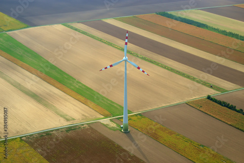Windkraftanlage in auf einem Feld in der Nähe von Wien in Oesterreich 12.9.2020