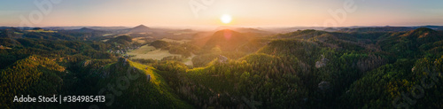 Panorama von Sonnenuntergang in Landschaft mit Hügeln, Wald und Tälern im Elbsandsteingebirge, Luftaufnahme Nationalpark Sächsische Schweiz
