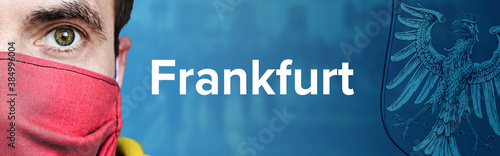 Frankfurt (Coronavirus). Mann mit Mundschutz vor blauen Hintergrund mit Menschen. Corona, Krankheit, Medizin, Gesundheit, Virus
