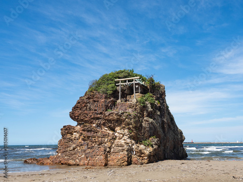 島の上に建てられた鳥居