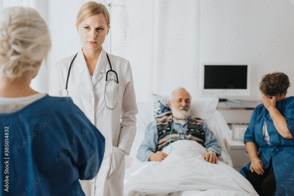 Fototapeta premium Doctor talking to family