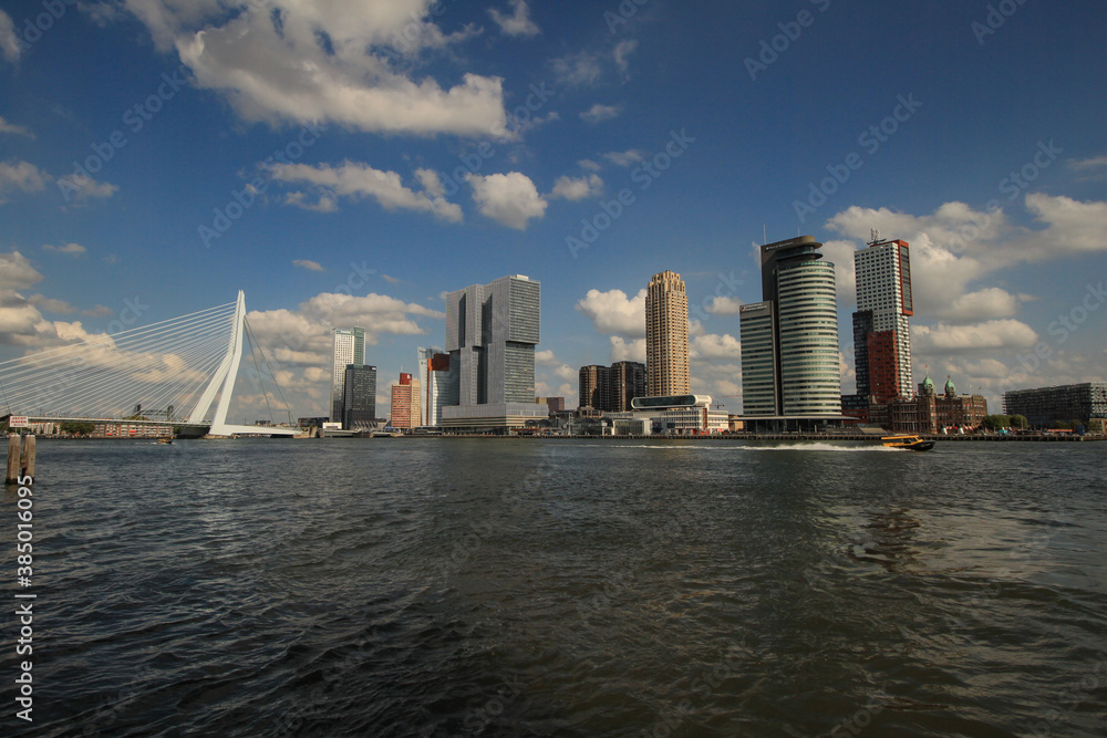Imposante Moderne Skyline in Rotterdam; Blick auf die Uferfront am Kop van Zuid mit Erasmusbrücke