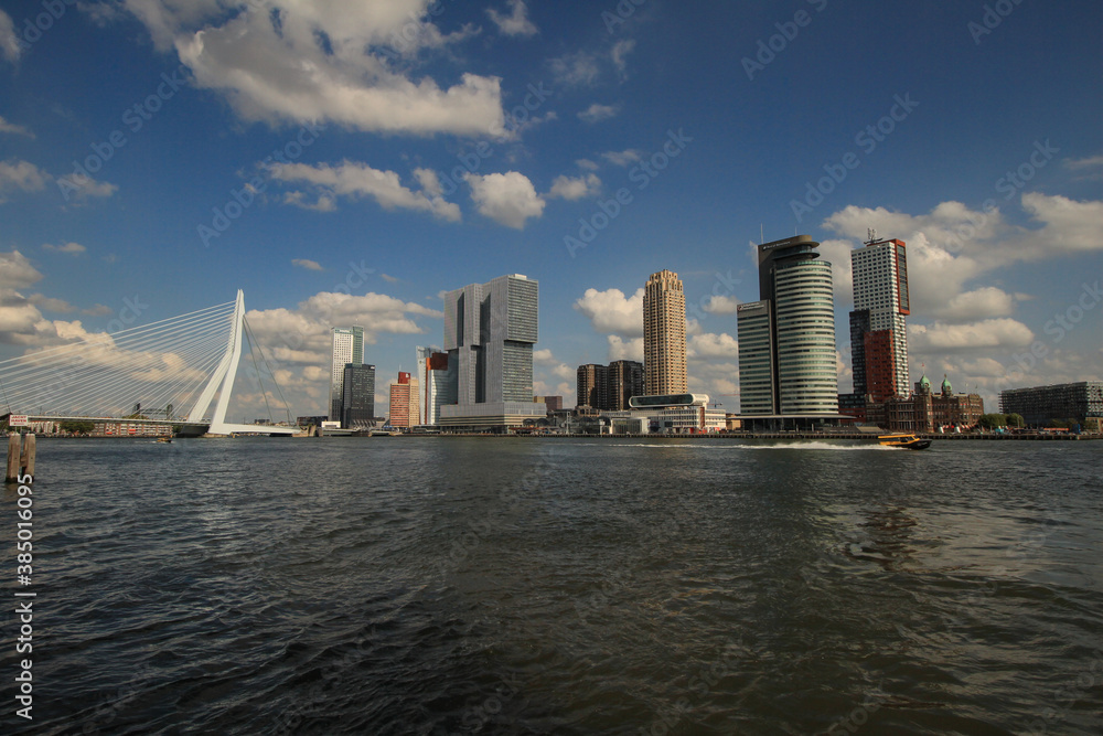 Imposante Moderne Skyline in Rotterdam; Blick auf die Uferfront am Kop van Zuid mit Erasmusbrücke Imposante Moderne Skyline in Rotterdam; Blick auf die Uferfront am Kop van Zuid mit Erasmusbrücke