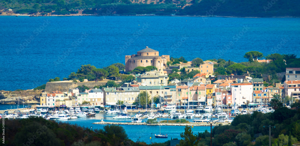 Luftaufnahme des Dorfes Saint Florent, Korsika. Hafenboote und Häuser. Saint-Florent oder San Fiurenzu auf korsisch ist eine Gemeinde im französischen Departement der Region Haute-Corse auf Korsika.