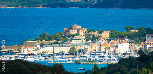 Luftaufnahme des Dorfes Saint Florent, Korsika. Hafenboote und Häuser. Saint-Florent oder San Fiurenzu auf korsisch ist eine Gemeinde im französischen Departement der Region Haute-Corse auf Korsika.